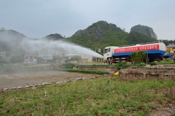 北流海螺開展愛心水車進(jìn)鄉(xiāng)村活動(dòng)，幫助群眾澆灌土地_副本