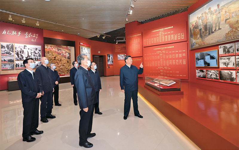 2022年10月27日，中共中央總書(shū)記、國(guó)家主席、中央軍委主席習(xí)近平帶領(lǐng)中共中央政治局常委李強(qiáng)、趙樂(lè)際、王滬寧、蔡奇、丁薛祥、李希，瞻仰延安革命紀(jì)念地。這是習(xí)近平等在延安革命紀(jì)念館，參觀《偉大歷程——中共中央在延安十三年歷史陳列》。 新華社記者 鞠鵬/攝